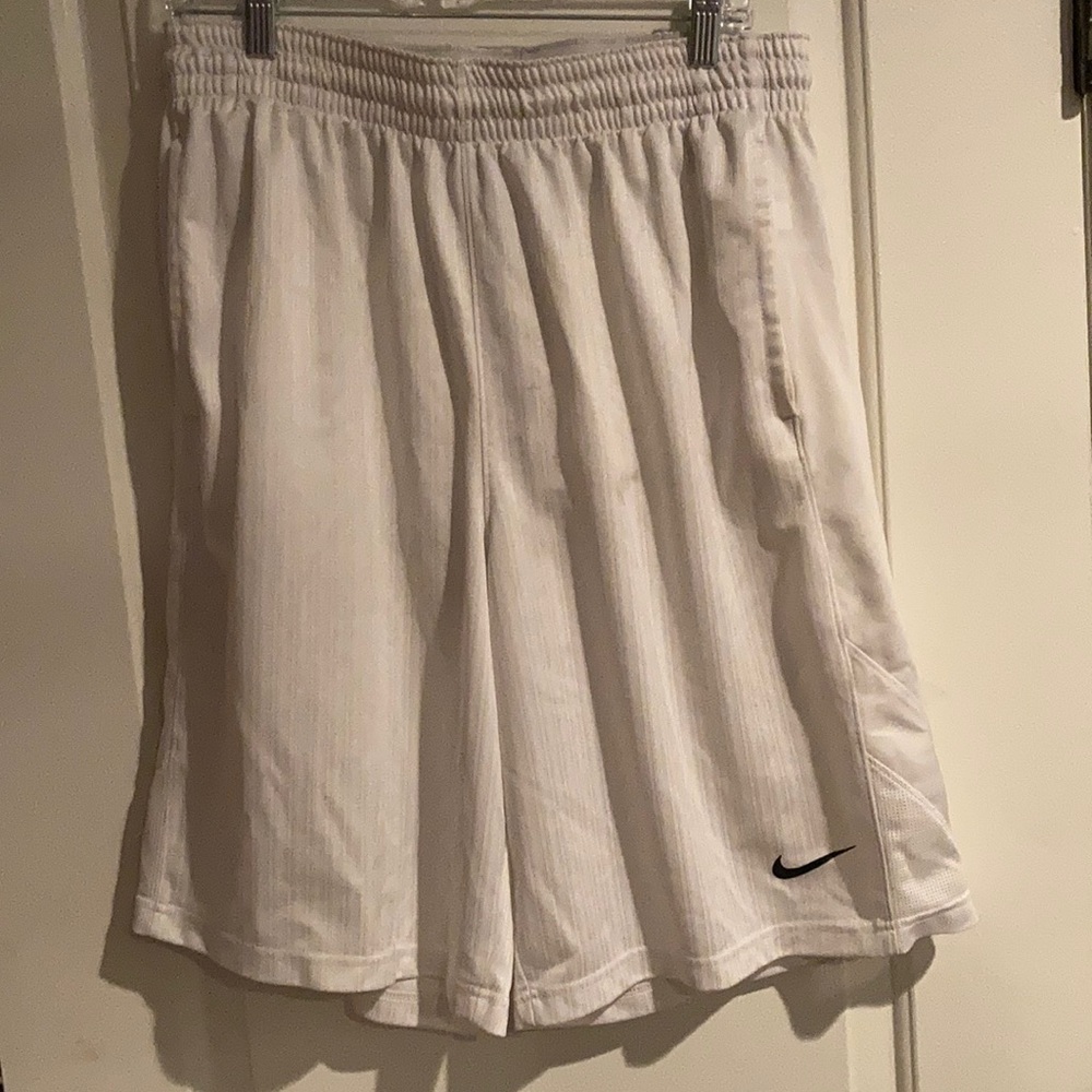 Men’s Nike Basketball Shorts. Size XL, WHITE